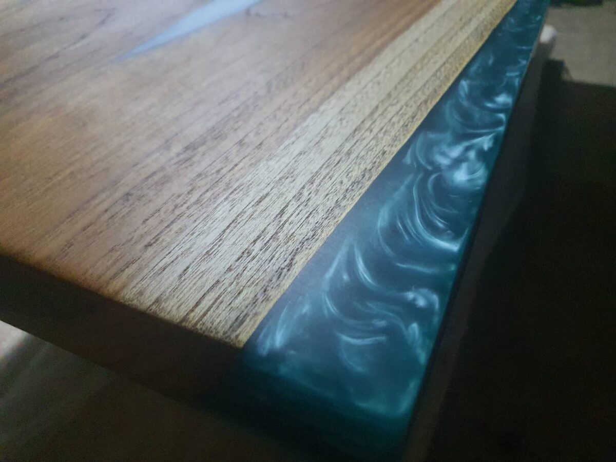 Blue epoxy table edge with white pearl epoxy effect.